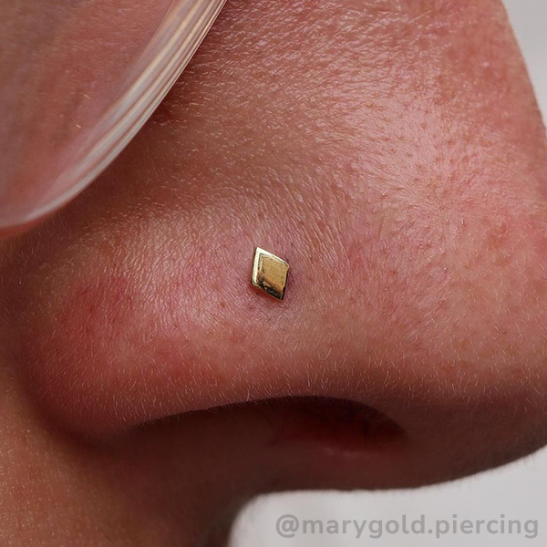 NeoMetal diamond-shape threadless end in mirror-polished 18k gold for lobe or helix